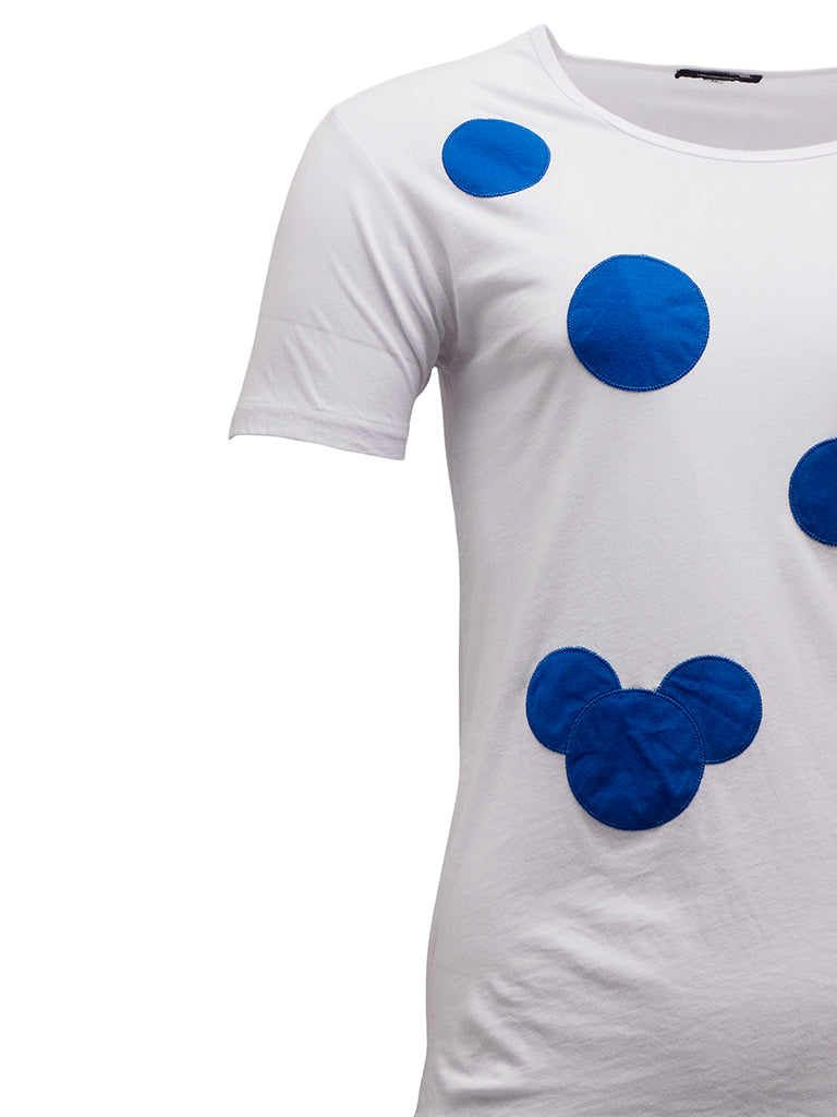 WHITE T-SHIRT WITH BLUE POLKA DOTS