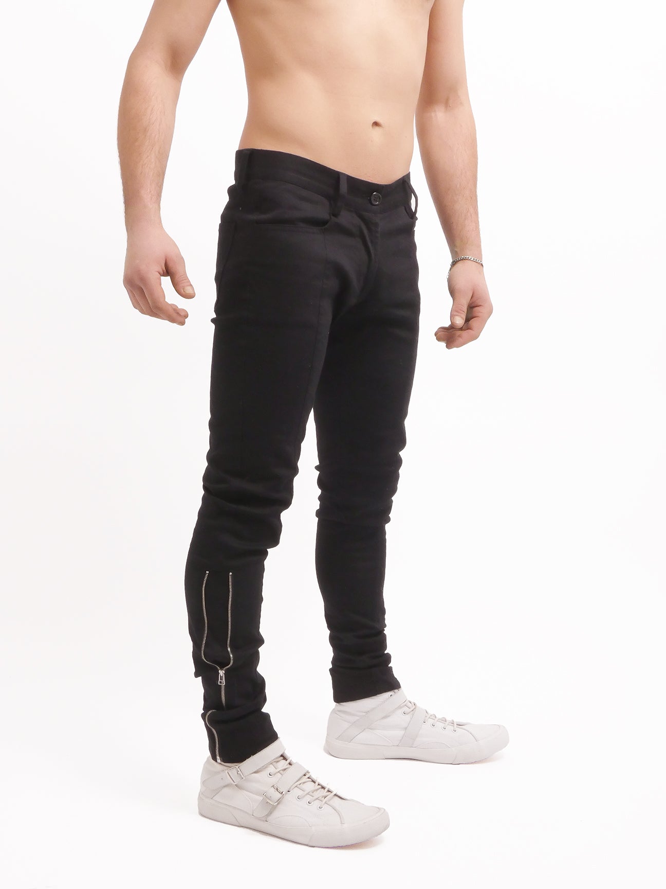 BLACK JEANS WITH SILVER ZIP DETAIL