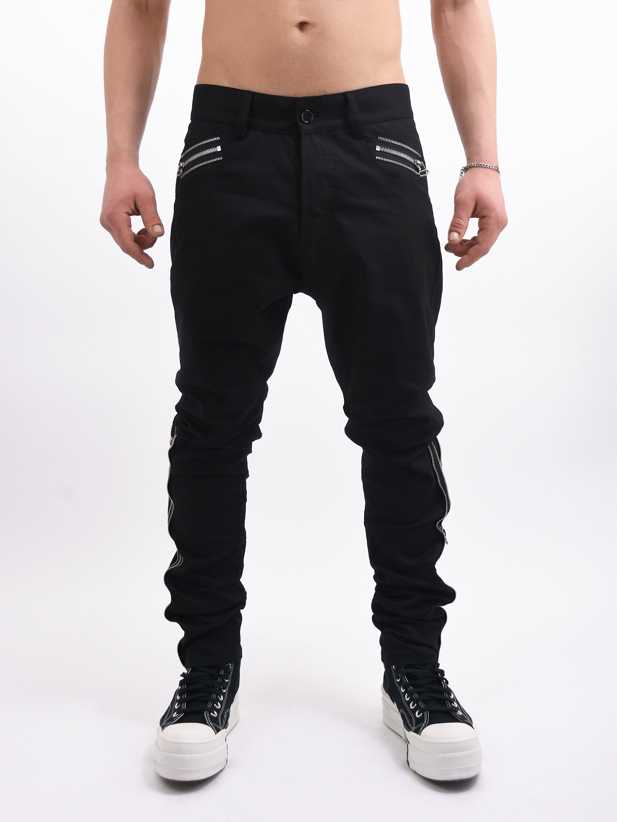 BLACK JEANS WITH ZIP DETAILING